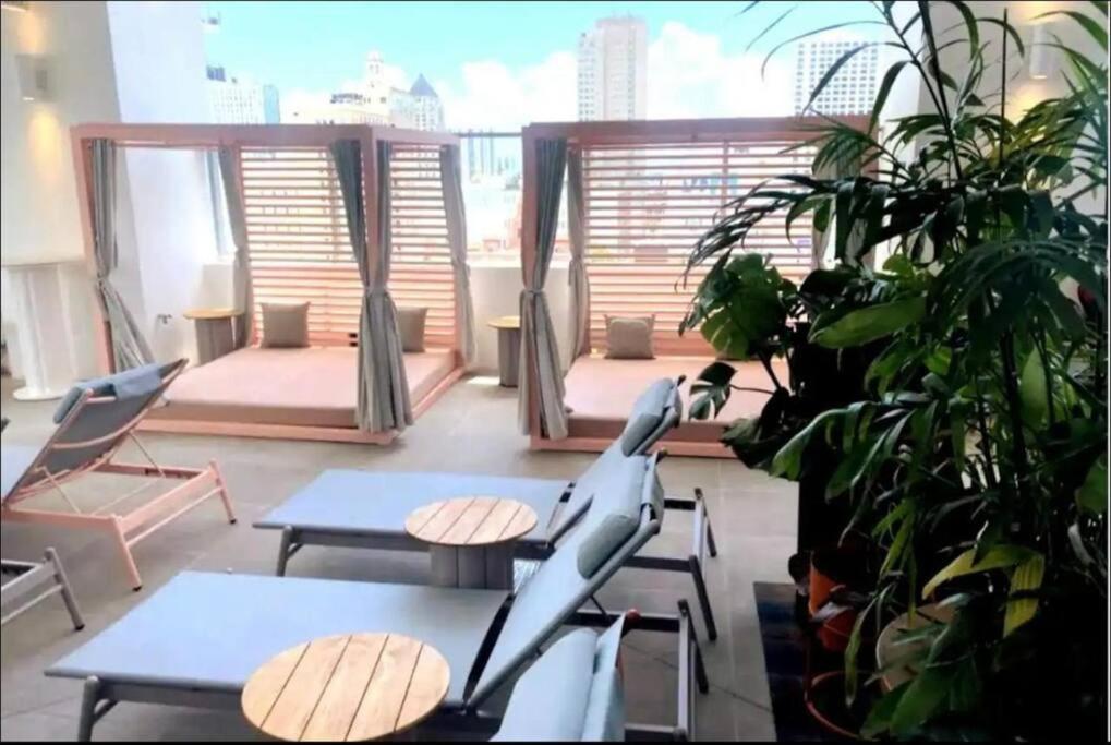 Downtown Elegance. 17th Floor Yotelpad Appartamento